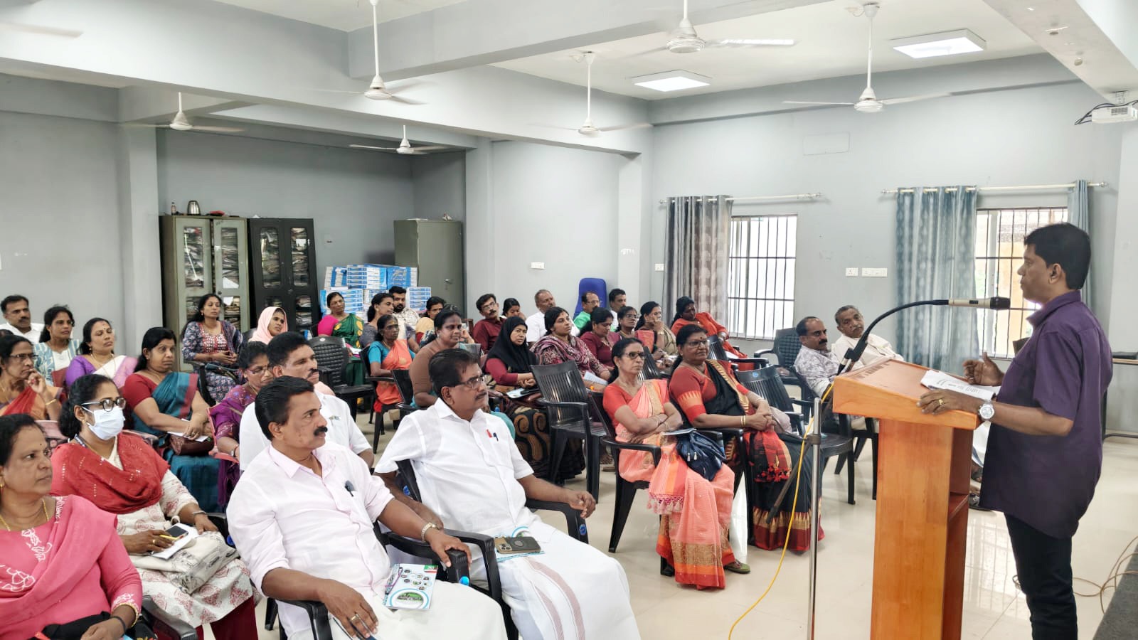 തദ്ദേശസ്വയംഭരണ സ്ഥാപനങ്ങളിലെ ജനപ്രതിനിധികള്‍ക്കായുള്ള പരിശീലന പരിപാടിയില്‍ പരിശീലകനായി ജനപ്രതിനിധി  